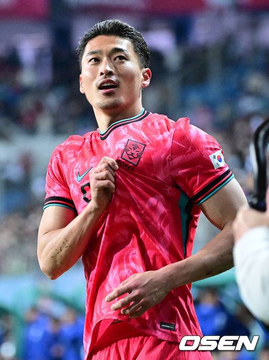 [OSEN=대전, 최규한 기자] 1년 8개월 만에 대표팀으로 돌아온 조규성이 골맛을 봤다. 손흥민도 프리킥 득점으로 한국을 승리로 이끌었다.홍명보 감독이 이끄는 한국축구대표팀(FIFA 랭킹 22위)은 14일 대전월드컵경기장에서 볼리비아(76위)와 11월 A매치 1차전을 치러 2-0으로 승리했다. 후반 한국 조규성이 팀 두번째 골을 작렬시킨 뒤 기뻐하고 있다. 2025.11.14 / dreamer@osen.co.kr