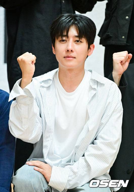 [OSEN=박준형 기자] 30일 오후 서울 중구 충무아트센터 넥스트랩에서 연극 '킬링시저' 간담회 및 연습실 공개 행사가 진행됐다.&nbsp;연극 ‘킬링 시저’는 공화정을 지킨다는 명분으로 벌어진 시저 암살이 결국 또 다른 독재자를 탄생시킨 아이러니를 다룬 작품으로 이날 행사에는 김정 연출과 오세혁 작가, 김준원, 손호준 (시저), 양지원 (카시우스/안토니우스), 유승호 (브루터스)가 참석했다. 배우 손호준이 포즈를 취하고 있다.   2025.04.30 / soul1014@osen.co.kr