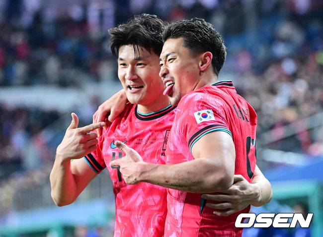 [OSEN=대전, 최규한 기자] 14일 오후 대전월드컵경기장에서 대한민국과 볼리비아의 축구 국가대표팀 평가전이 열렸다.홍명보호는 내년 6월 열리는 2026 국제축구협회(FIFA) 북중미월드컵을 앞두고 월드컵 남미 예선에서 7위를 거두며 플레이오프에 진출한 볼리비아를 상대로 본선에서의 경쟁력을 시험할 기회를 갖는다.후반 한국 조규성이 팀 두번째 골을 작렬시킨 뒤 김민재와 환호하고 있다. 2025.11.14 / dreamer@osen.co.kr