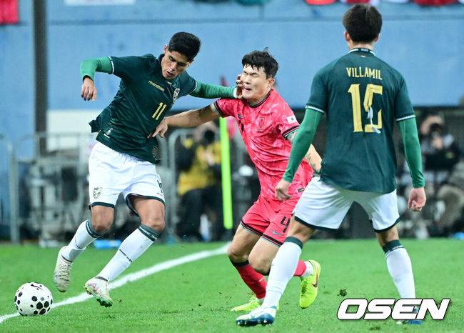 [OSEN=대전, 최규한 기자] 14일 오후 대전월드컵경기장에서 대한민국과 볼리비아의 축구 국가대표팀 평가전이 열렸다.홍명보호는 내년 6월 열리는 2026 국제축구협회(FIFA) 북중미월드컵을 앞두고 월드컵 남미 예선에서 7위를 거두며 플레이오프에 진출한&nbsp;볼리비아를 상대로 본선에서의 경쟁력을 시험할 기회를 갖는다.전반 한국 김민재가 상대 공격을 마크하고 있다. 2025.11.14 / dreamer@osen.co.kr