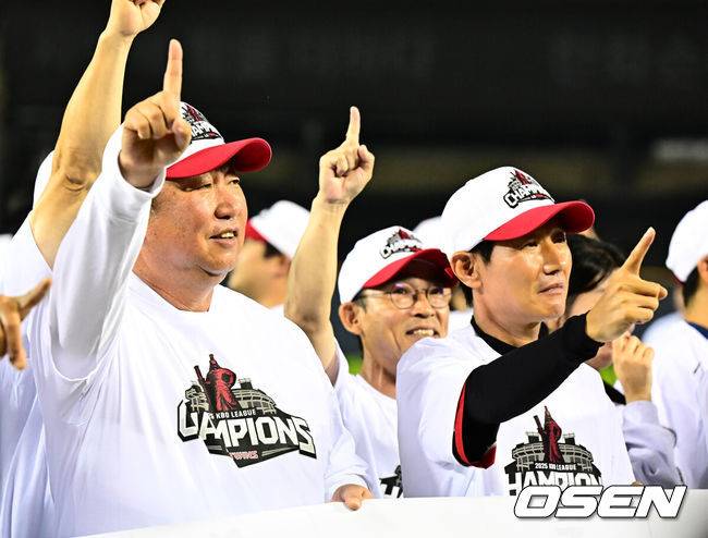 [OSEN=잠실, 지형준 기자] 프로야구 LG 트윈스가 극적으로 2025 정규시즌 우승을 차지했다. 자력 우승이 물거품이 된 LG는 SSG 랜더스가 한화 이글스에 극적인 끝내기 승리를 거두면서 우승을 확정했다. LG는 1일 서울 잠실구장에서 열린 2025 KBO리그 NC와 시즌 마지막 경기에서 3-7로 패배했다. 이로써 LG는 85승 3무 56패로 시즌을 마쳤다. LG 차명석 단장, 염경엽 감독이 우승 세리머니를 하고 있다. 2025.10.01 /jpnews@osen.co.kr