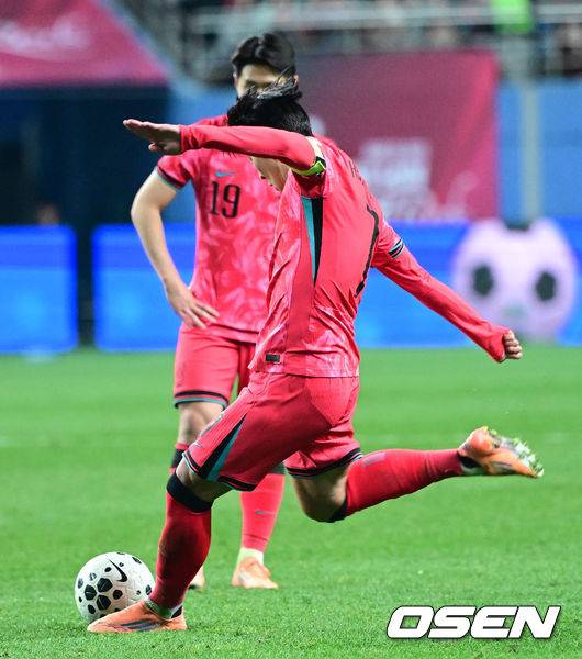 [OSEN=대전, 최규한 기자] 1년 8개월 만에 대표팀으로 돌아온 조규성이 골맛을 봤다. 손흥민도 프리킥 득점으로 한국을 승리로 이끌었다.홍명보 감독이 이끄는 한국축구대표팀(FIFA 랭킹 22위)은 14일&nbsp;대전월드컵경기장에서 볼리비아(76위)와 11월 A매치 1차전을 치러 2-0으로 승리했다.&nbsp;후반 한국 손흥민이 프리킥 선제골을 작렬시키고 있다. 2025.11.14 / dreamer@osen.co.kr