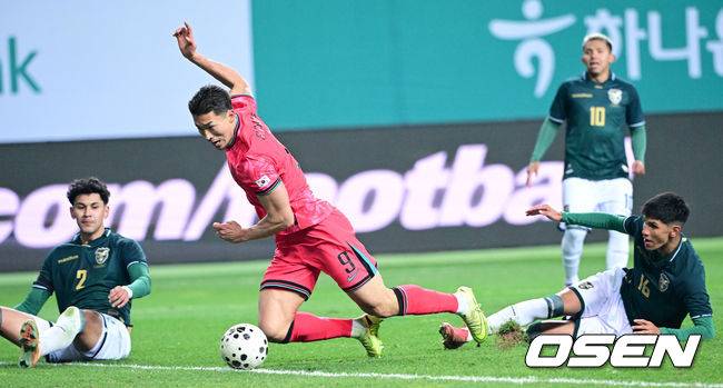 [OSEN=대전, 최규한 기자] 1년 8개월 만에 대표팀으로 돌아온 조규성이 골맛을 봤다. 손흥민도 프리킥 득점으로 한국을 승리로 이끌었다.홍명보 감독이 이끄는 한국축구대표팀(FIFA 랭킹 22위)은 14일&nbsp;대전월드컵경기장에서 볼리비아(76위)와 11월 A매치 1차전을 치러 2-0으로 승리했다.&nbsp;후반 한국 조규성이 팀 두번째 골을 작렬시키고 있다. 2025.11.14 / dreamer@osen.co.kr