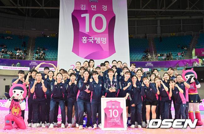 [OSEN=인천, 박준형 기자] '디펜딩 챔피언'&nbsp;흥국생명이 정관장을 상대 시즌 개막전을 승리로 장식했다.요시하라 토모코 감독이 이끄는 흥국생명은 18일 인천삼산체육관에서 열린 진에어 2025~2026 프로배구 V리그 여자부 개막전 홈경기에서 정관장을 3-1(26-24, 25-16, 18-25, 25-19)로 제압했다. 은퇴식에서 김연경이 흥국생명 후배들과 포즈를 취하고 있다.    2025.10.18 / soul1014@osen.co.kr