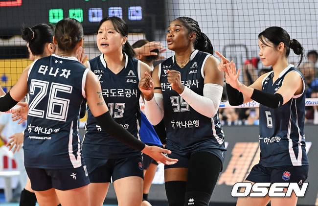 [OSEN=김천, 이석우 기자] 15일 김천실내체육관에서 진에어 2025-2026 V리그 여자부 한국도로공사와 현대건설의 경기가 열렸다. 6연승을 달리며 1위를 기록중인 한국도로공사가 현대건설과의 경기에서 연승을 이어갈지 기대된다.한국도로공사 모마가 득점에 성공하고 동료들과 기쁨을 나누고 있다. 2025.11.15 / foto0307@osen.co.kr