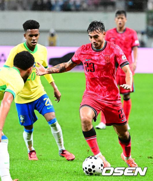 [OSEN=서울월드컵경기장, 지형준 기자] 세계의 벽은 높았다. 결과는 0-5 대패였다.홍명보&nbsp;감독이 이끄는 대한민국 남자 축구 국가대표팀은 10일 서울월드컵경기장에서 '세계 최강' 브라질을&nbsp;상대로 A매치&nbsp;평가전을 치러&nbsp;이스테방(첼시)과 호드리구(레알 마드리드)에게 나란히 2골을 허용하면서 0-5로 대패했다.후반 한국 카스트로프가 브라질 수비 사이로 드리블을 하고 있다. 2025.10.10 /jpnews@osen.co.kr