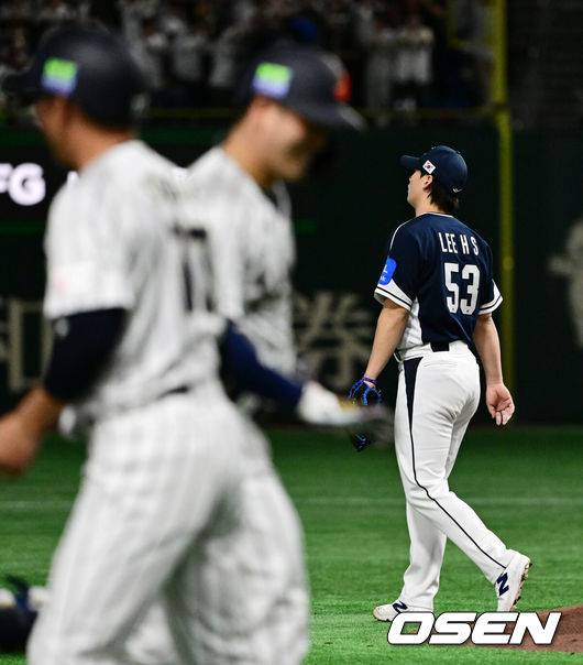[OSEN=도쿄(일본), 조은정 기자]15일 일본 도쿄돔에서 ‘2025 NAVER K-BASEBALL SERIES’ 대한민국과 일본의 1차전 경기가 열렸다.한국은 곽빈, 일본은 소타니 류헤이를 선발투수로 내세웠다.5회말 무사 1,2루에서 대한민국 이호성이 일본 기시다에게 역전 좌중월 스리런포를 허용하며 아쉬워하고 있다. 2025.11.15. /cej@osen.co.kr