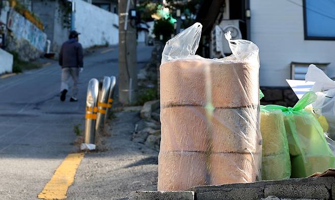 제 본연의 역할을 다한 연탄이 하얗게 변해 동네 길가에 나와 있다. 연탄의 무게는 보통 3.65kg으로 알려져 있다. 사람의 평균 체온 36.5도를 닮았다.