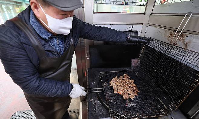 서울 동대문구 경동시장 한편에는 연탄으로 돼지고기를 구워주는 가게가 있다. 예전에는 숯불을 사용했었는데 지금은 연탄으로 고기를 굽는다. 지난해 12월엔 노포 맛집으로 지정됐다. 주인은 앞으로도 쭉 연탄으로 고기를 구울 거라고 한다.