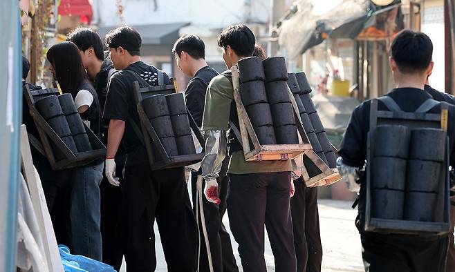 온새미로 자원봉사단이 서울 노원구 상계동 불암산역 인근 마을에서 연탄 나르기 봉사활동을 하고 있다. 서울과 수도권 지역 직장인들로 구성된 자원봉사단체다.