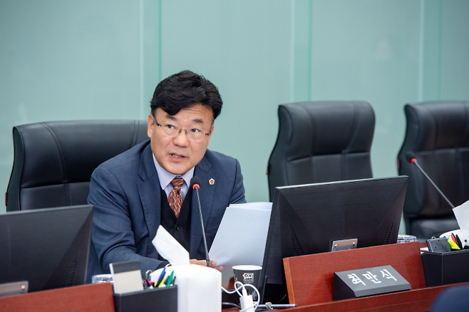 최만식 의원이 13일에 열린 2025년도 경기도의회 보건복지위원회 소관 행정사무감사에서 피감기관을 상대로 질의하고 있다.(사진=경기도의회)