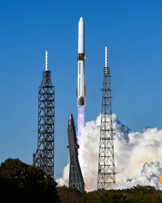 블루오리진의 화성 탐사 로켓 ‘뉴글렌’이 13일 오후 3시 55분(현지 시각) 플로리다주 케이프커내버럴 우주군 기지에서 발사되고 있다. 뉴글렌은 이날 미 항공우주국(NASA·나사) 화성 탐사 위성 ‘에스커페이드’ 2대를 성공적으로 지구 궤도에 올리고 1단 부스터 회수에도 성공했다. UPI연합뉴스