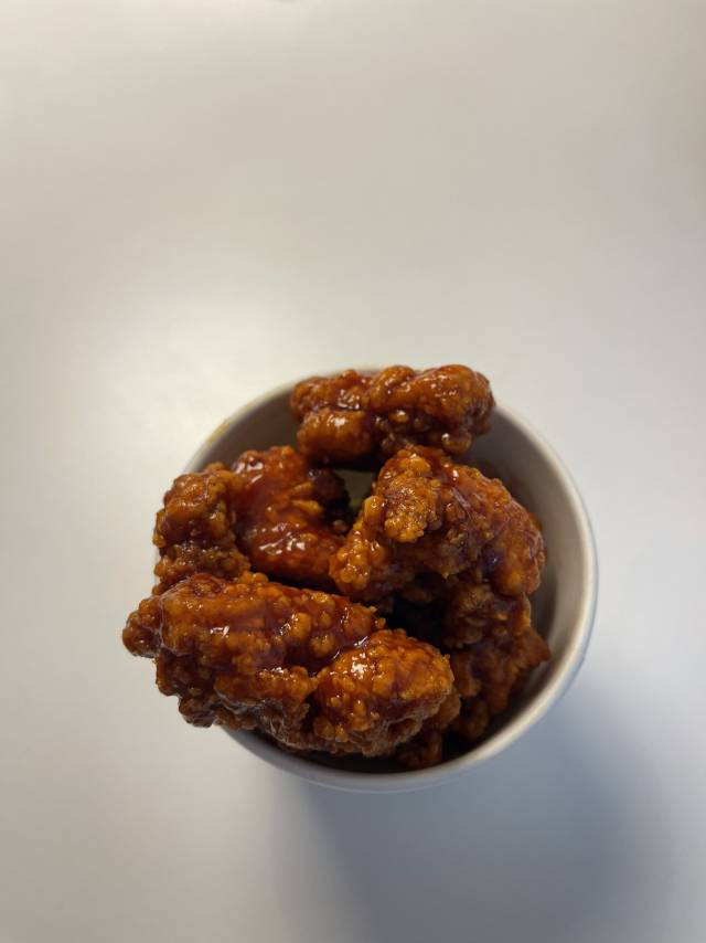 CU의 매콤달콤 컵 닭강정. 송이라 기자