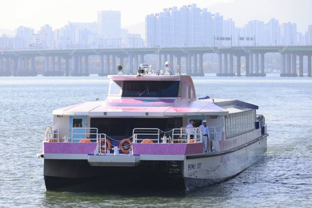 1일 운항을 재개한 한강버스가 서울 옥수선착장 부근을 지나고 있다. 연합뉴스