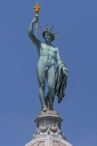 오스트리아 빈 자연사 박물관 지붕 꼭대기에 세워진 헬리오스 청동상. 빈 자연사 박물관