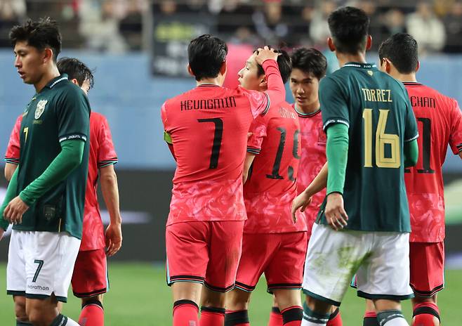 ▲ 14일 대전월드컵경기장에서 열린 남자축구 국가대표 A매치 평가전 대한민국과 볼리비아의 경기. 손흥민이 옐로카드를 받은 이강인과 대화하고 있다. ⓒ연합뉴스