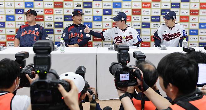 ▲ 류지현 한국야구 대표팀 감독이 일본 대표팀 내야수 마키 슈고를 향해 엄지 손가락을 펼쳐보이고 있다. ⓒ연합뉴스