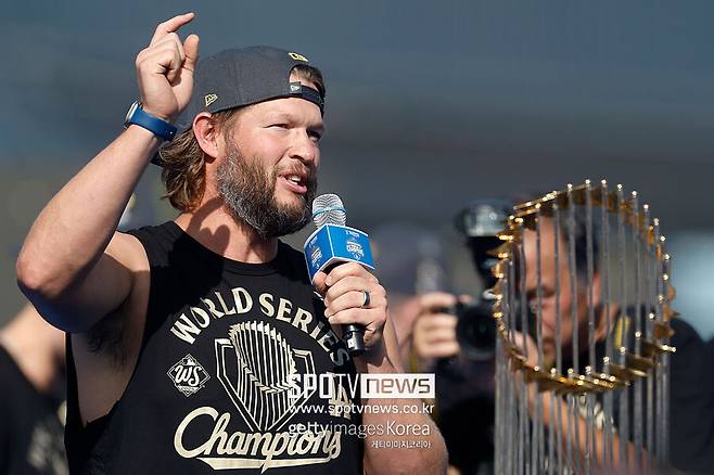 ▲ 월드시리즈 우승 퍼레이드에서 마이크를 잡은 클레이튼 커쇼.