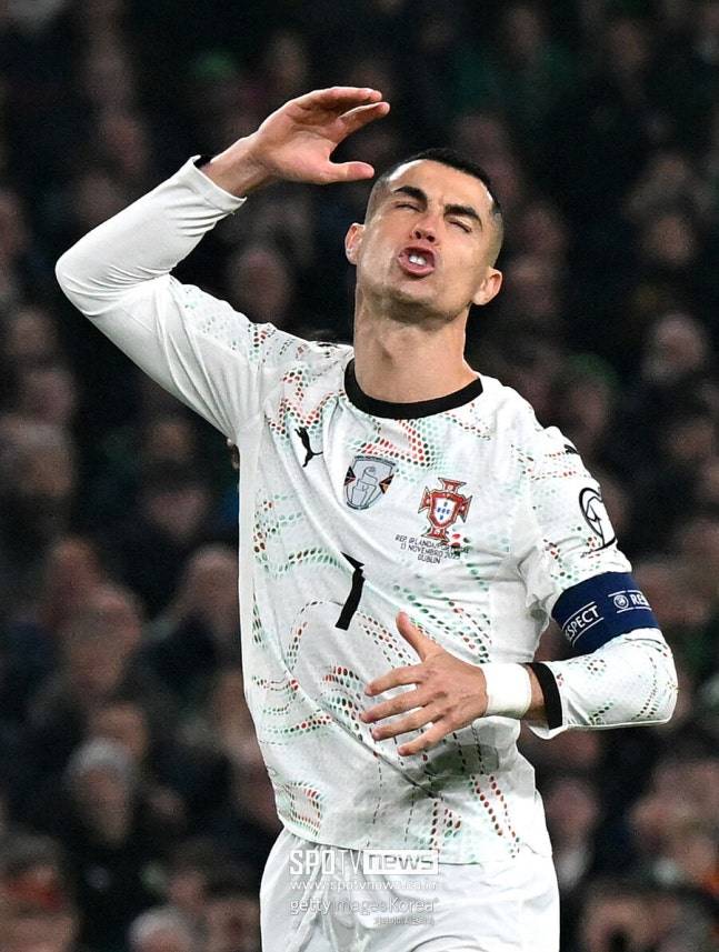 ▲ 호날두는 퇴장 이후 곧바로 대표팀 캠프를 떠난 것으로 알려졌다. 예선 마지막 경기는 이미 뛰지 못하지만, 그의 향후 운명이 결정되는 시점은 12월 초 개최될 FIFA 징계위원회 회의다. 이 회의에서 결정되는 징계 여부에 따라 호날두의 마지막 월드컵의 출발점이 완전히 달라지게 된다.