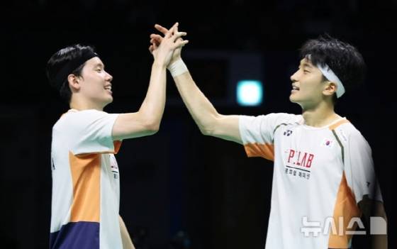 우승을 확정짓고 서승재(왼쪽)와 김원호가 하이파이브를 하고 있다. /사진=뉴시스