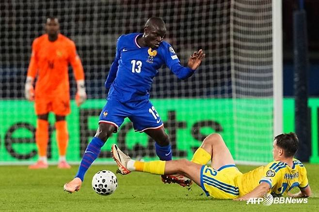 운골로 캉테(가운데)가 볼 경합을 펼치고 있다. /AFPBBNews=뉴스1