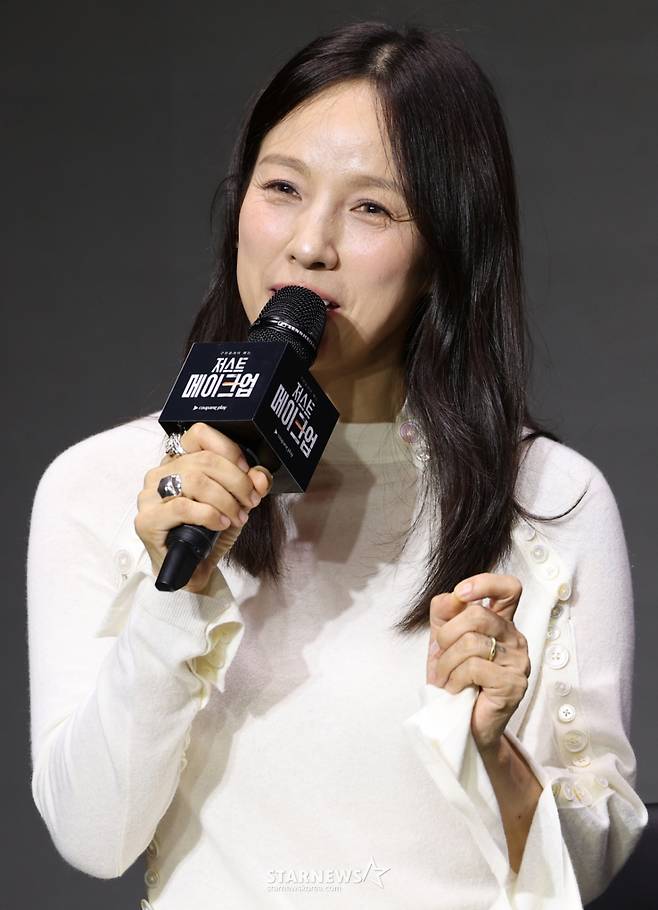 (서울=뉴스1) 권현진 기자 = 가수 이효리가 1일 서울 광진구 풀만 앰버서더 서울 이스트폴에서 열린 쿠팡플레이 '저스트 메이크업' 제작발표회에 참석해 취재진 질문에 답하고 있다.  '저스트 메이크업'은 대한민국을 넘어 세계적으로 K-뷰티를 대표하는 메이크업 아티스트들이 자신만의 색깔로 치열하게 맞붙는 초대형 메이크업 서바이벌 프로그램으로 이효리가 MC를 맡았다. 2025.10.1/뉴스1  Copyright (C) 뉴스1. All rights reserved. 무단 전재 및 재배포,  AI학습 이용 금지. /사진=(서울=뉴스1) 권현진 기자