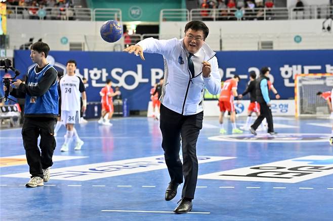 김대현 문체부2차관이 신한SOL Bank 25-26 H리그 개막전 시구 중이다. /사진=한국핸드볼연맹 제공