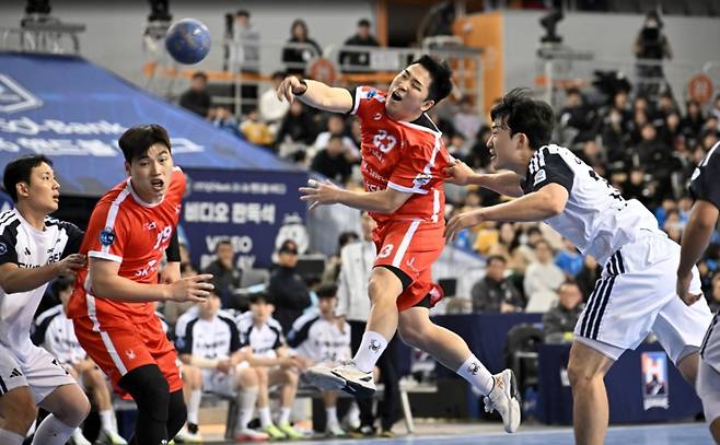 개막전 매치 MVP SK호크스 김동철(오른쪽에서 두 번째)이 점프 돌파슛을 하고 있다. /사진=한국핸드볼연맹 제공