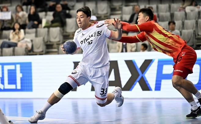 하남시청 김재순이 드리블 돌파를 시도하고 있다.  /사진=한국핸드볼연맹 제공