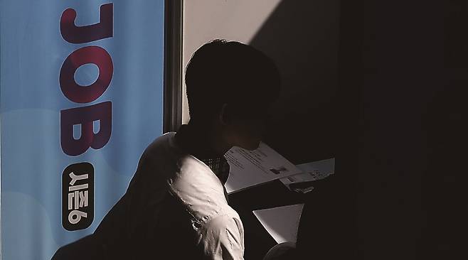 정부와 여당이 추진 중인 정년 연장은 사회적 숙의를 거쳐 결정할 과제다. 지금 필요한 건 젊은층이 원하는 괜찮은 일자리를 더 창출하려는 노력이다.[사진 | 연합뉴스]