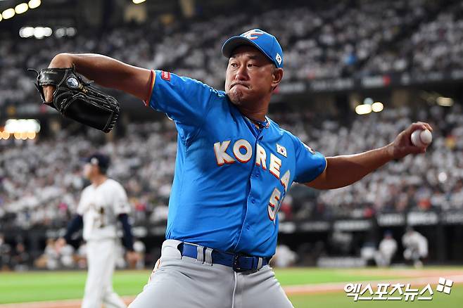 22일 일본 홋카이도 에스콘필드에서 열린 '한일 드림 플레이어즈 게임'에서 봉중근이 몸을 풀고 있다. 엑스포츠뉴스 DB