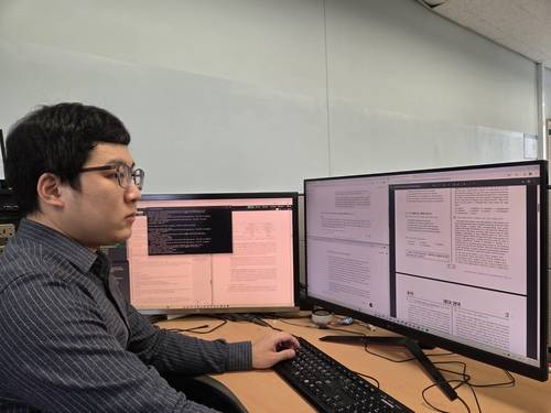 수능 문제 풀고 있는 AI 13일 인천 연수구에 위치한 연세대 국제캠퍼스에서 김시호 연세대 인공지능융합대 첨단융합공학부 교수 연구팀이 인공지능(AI) 모델에게 2026학년도 대학수학능력시험(수능) 문제를 풀게 하고 있다. 책상에 앉아있는 연구팀 소속 김진혁 박사. [김시호 교수 연구팀 제공. 재판매 및 DB 금지]