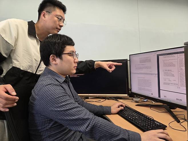 김시호 교수 연구팀 13일 인천 연수구에 위치한 연세대 국제캠퍼스에서 김시호 연세대 인공지능융합대 첨단융합공학부 교수 연구팀이 인공지능(AI) 모델에게 2026년 대학수학능력시험(수능) 문제를 풀게 하고 있다. 최진호 대학원생(석사과정. 왼쪽)과 김진혁 박사[김시호 교수 연구팀 제공. 재판매 및 DB 금지]