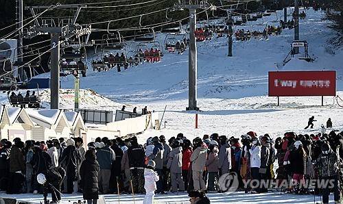 개장 후 첫 휴일 맞은 스키장 (평창=연합뉴스) 유형재 기자 = 지난 29일 개장 후 첫 휴일을 맞은 강원 평창군 용평스키장에 1일 많은 스키어와 스노보더가 찾아 리프트 앞에서 길게 줄을 선 채 차례를 기다리고 있다. 2024.12.1 
    yoo21@yna.co.kr
(끝)