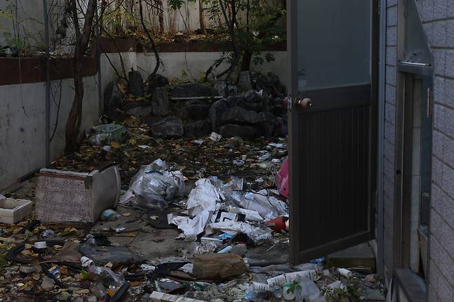 장기간 버려진 빈집과 쓰레기  (대구=연합뉴스) 박세진 기자 = 지난 14일 대구 동구 효목2동 화랑로 17·19길 민영 개발 구역 일대에 빈집과 쓰레기가 방치돼 있다. 2025.11.14 psjpsj@yna.co.kr