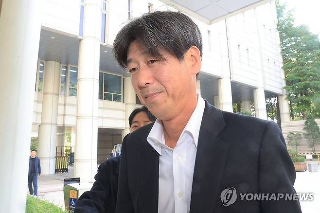 선고공판 출석하는 남욱 변호사 (서울=연합뉴스) 최재구 기자 = 대장동 개발 비리 의혹으로 재판에 넘겨진 남욱 변호사가 31일 서울 서초구 중앙지법에서 열린 1심 선고공판에 출석하고 있다. 2025.10.31 [공동취재] jjaeck9@yna.co.kr