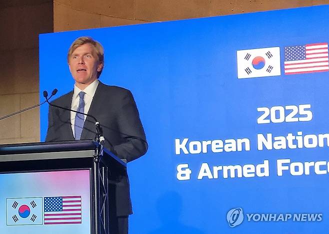 주미대사관 국경일 리셉션, 축사하는 콜비 미 국방차관 (워싱턴=연합뉴스) 김동현 특파원 = 14일(현지시간) 미국 워싱턴DC 앤드루 멜론 오디토리움에서 주미한국대사관의 국경일 리셉션이 개최됐다.
    앨버리지 콜비 미 국방부(전쟁부) 차관이 축사를 하고 있다. 2025.11.15 bluekey@yna.co.kr