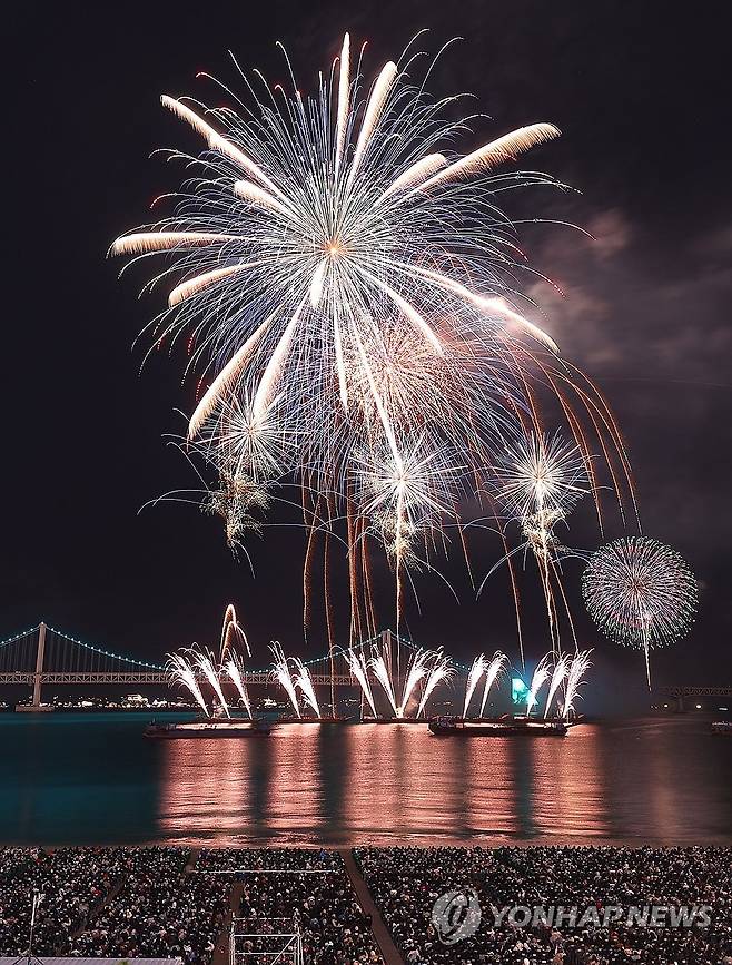 20돌 부산불꽃축제 화려한 불꽃 (부산=연합뉴스) 손형주 기자 = 15일 오후 부산 광안리해수욕장 일대에서 열린 제20회 부산 불꽃축제에서 화려한 불꽃이 가을 밤바다를 수놓고 있다. 2025.11.15 handbrother@yna.co.kr