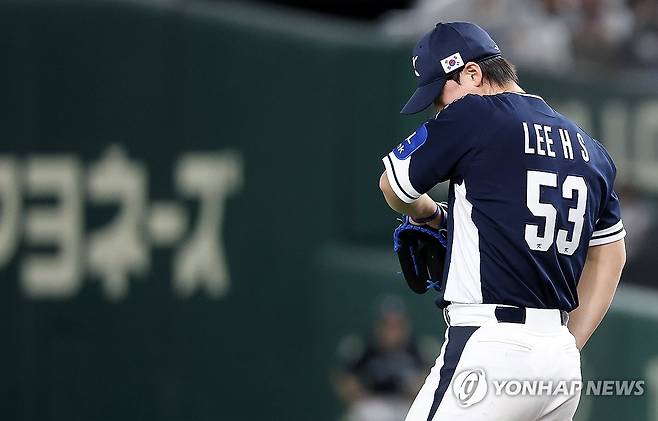 아쉬워하는 이호성 (도쿄=연합뉴스) 이동해 기자 = 15일 일본 도쿄돔에서 열린 2025 K베이스볼 시리즈 대한민국과 일본의 평가전. 5회말 무사 1,2루 이호성이 일본 니시카와에게 몸에 맞는 볼을 허용한 뒤 아쉬워하고 있다. 2025.11.15 eastsea@yna.co.kr