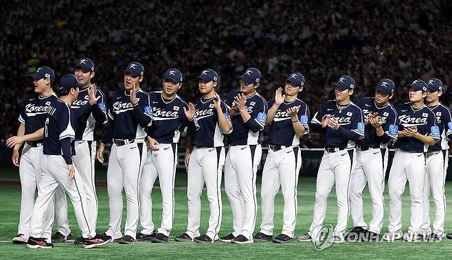 선수들과 하이파이브 나누는 류지현 감독 (도쿄=연합뉴스) 이동해 기자 = 류지현 감독이 15일 일본 도쿄돔에서 열린 2025 K베이스볼 시리즈 대한민국과 일본의 평가전에서 그라운드에 도열한 선수들과 하이파이브를 나누고 있다. 2025.11.15 eastsea@yna.co.kr