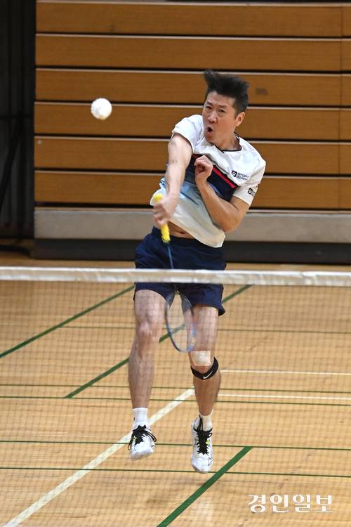 15일 과천시 과천시민회관 대체육관에서 열린 ‘2025 과천시·경인일보 생활체육 전국 배드민턴대회’에서 선수들이 강한 스매시를 날리며 치열한 경기를 펼치고 있다. 2025.11.15 /취재팀