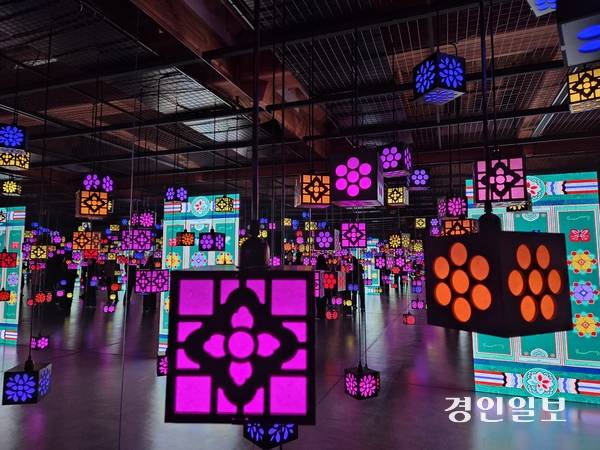 수원의 단청이 자아내는 아름다움을 그려낸 작품 끝없는 빛. 거울에 비친 단청의 빛은 겹쳐지고 이어지며 새로운 빛의 세계를 만들어낸다. 2025.10.28 /이시은기자see@kyeongin.com