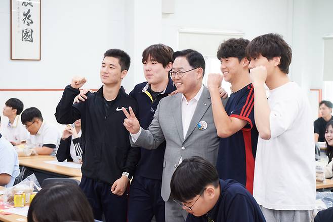 강수현 양주시장이 학생들과 기념촬영을 하고 있다. 사진=양주시청