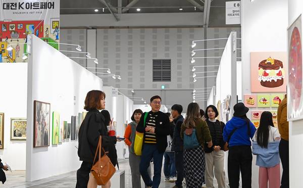 ▲ 16일 대전컨벤션센터 제2전시장에서 열린 2025 K-아트페어 대전을 찾은 시민들이 작품을 관람하고 있다. 김주형 기자 kjh2667_@cctoday.co.kr