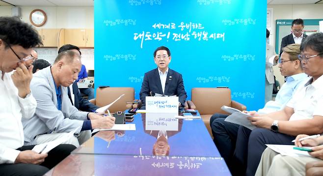 김영록 전라남도지사가 지난 8월 19일 도청 기자실에서 기자간담회를 열고 "새 정부 5극 3특 균형발전 전략에 발맞춘 광주전남 특별지방자치단체 , 전남 에너지 해양 특화도시 특별법 제정 노력, 석유화확 철강산업 위기 극복 등에 도정을 집중할 계획"이라고 밝히고 있다. /전남도 제공