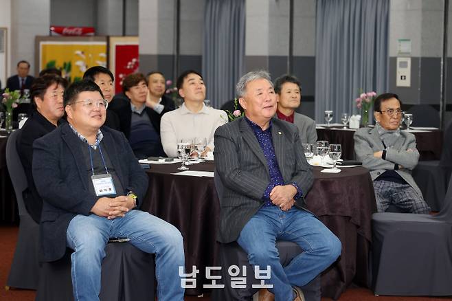 원우들이 김보현 대우건설 대표이사의 강의를 듣고 있다. /임문철 기자 35mm@namdonews.com