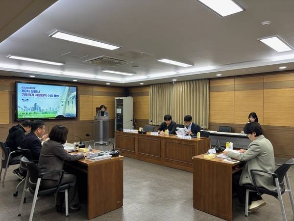 창원시가 14일 제2별관 2층 회의실에서 제3차 기후위기 적응대책 수립 최종보고회를 열고 있다. /창원시