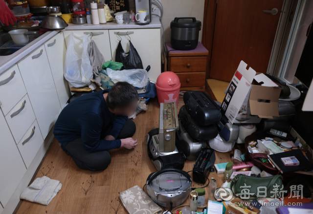 7일 대구 남구의 한 주택에서 발달장애인 상훈(46·가명) 씨가 라디오들 사이에 앉아 있다. 상훈 씨는 라디오에 집착해 집 안 곳곳에 크기와 모양이 다른 라디오 수십 대를 쌓아두고 있다. 김영진 기자 kyjmaeil@imaeil.com