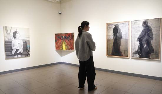 16일 진주 갤러리 현장에이라운드를 찾은 관람객이 '어른 김장하_담고, 닮다'展을 감상하고 있다. 백지영기자