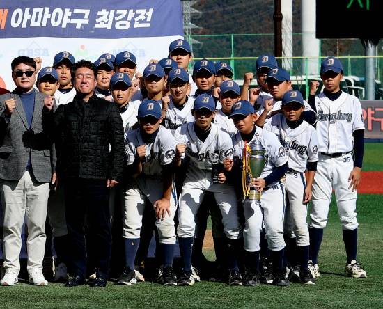 '제2회 선샤인배 아마야구 최강전' 중등부에서 준우승을 차지한 마산동중학교 야구클럽 선수들이 시상식 후 기념촬영을 하고 있다. 사진=마산동중